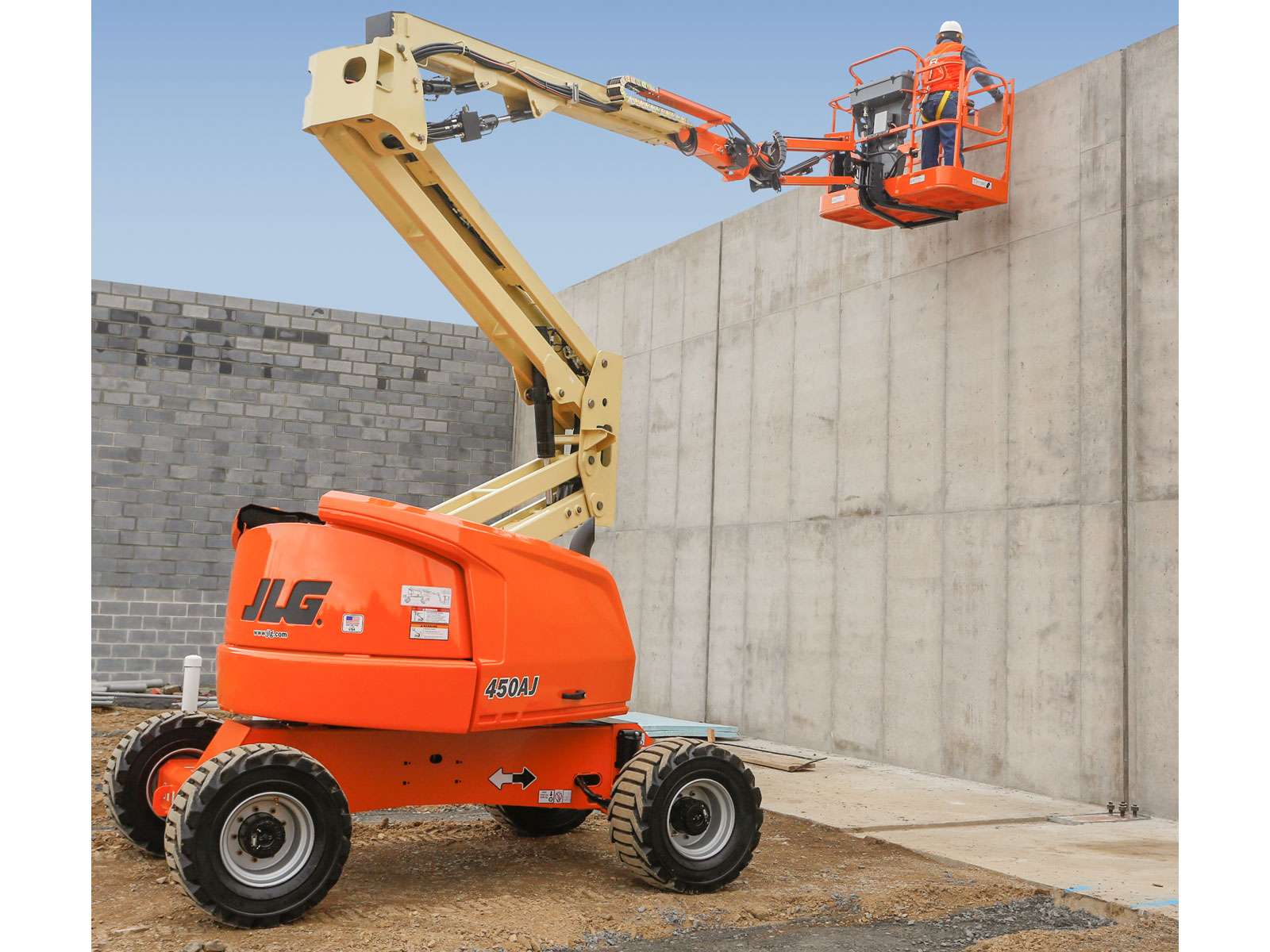 15m Cherry Picker: JLG 450AJ SERII Articulated Boom (WH 15.72m)